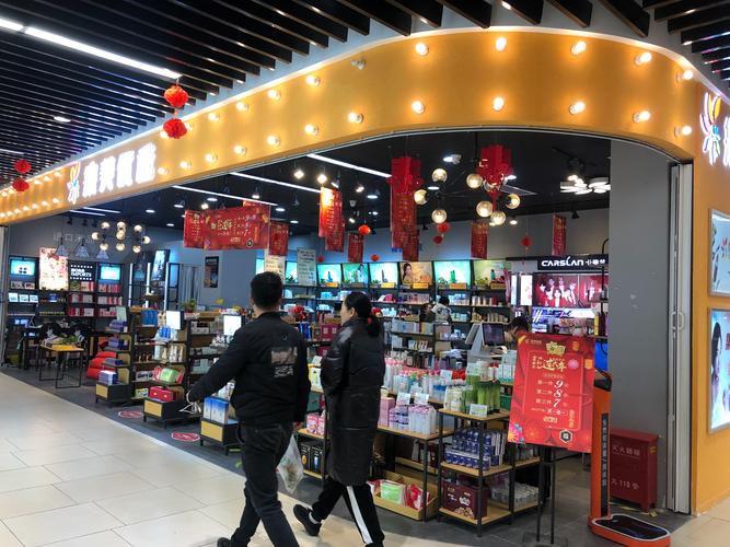 相邻两家化妆品集合店,如果可以调整建议保留一家
